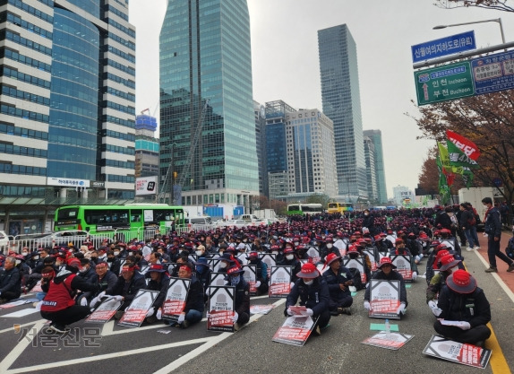 4만 명 규모의 대규모 결의대회를 연 민주노총 건설노조가 22일 서울 영등포구 여의대로에서 건설안전특별법 제정을 촉구하고 있다.곽소영 기자