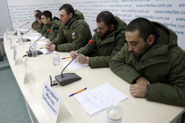 우크라이나군에 의해 생포된 러시아 병사들이 지난 3월 키이우(키예프)에서 기자회견을 하고 있다. EPA연합뉴스