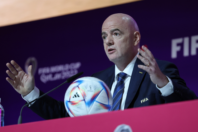 잔니 인판티노 국제축구연맹(FIFA) 회장이 2022 카타르 월드컵 개막을 하루 앞둔 19일 오전(현지시간) 카타르 도하의 메인미디어센터(MMC)에서 기자회견을 하고 있다. 연합뉴스