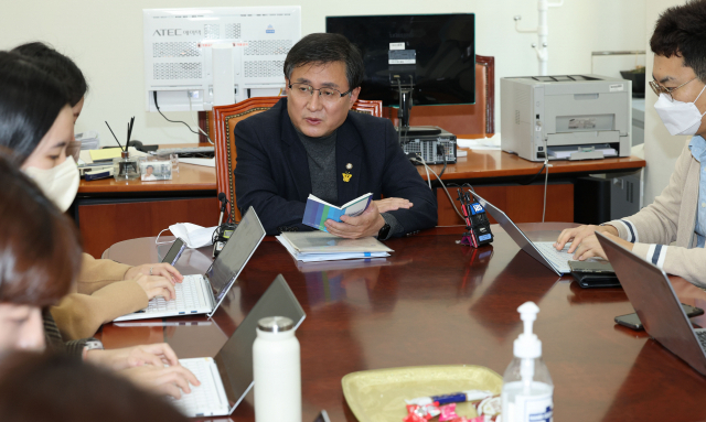 김성환 더불어민주당 정책위의장이 22일 국회에서 열린 기자간담회에서 당의 내년 예산과 법안에 관해 발언하고 있다. / 연합뉴스
