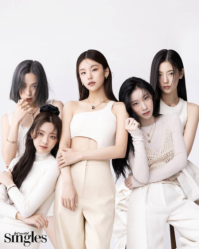ITZY showed off its luxurious year-end look.On the 22nd, magazine Singles released a visual picture of ITZY (ITZY) returning to Mini 6.In this photo with the Italian luxury brand Bulgari, ITZY showed a simple but luxurious patrick with a year-end party atmosphere.Yegi wears a non-zero rock earring with Cristiano Ronaldo, a matte black ceramic decoration, on a top with a sensual design.In addition to dresses that show off their different personalities, Leah and Ryujin each completed their look with a rose gold serpentine viper three-band ring, a new viper bracelet, a diamond demi-pave set Cristiano Ronaldo, and a non-Zero New The Classic Cristiano Ronaldo.Chaeryeong wore a non-zero pendant, Cristiano Ronaldo, with a look of The Classic, and matched the non-zero openwork ring.Finally, the youngest Yuna completed the perfect styling with a turtleneck dress and a ring with a non-zero mat black ceramic bracelet.On the other hand, ITZYs visual picture, which has completed the luxurious year-end party look with Bulgari, can be found in the December issue of Singles and the official website of Singles.