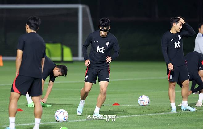 2022 카타르 월드컵에 출전하는 한국 축구국가대표 손흥민이 22일(현지시간) 카타르 도하 알에글라 훈련장에서 훈련을 하고 있다. 도하|권도현 기자