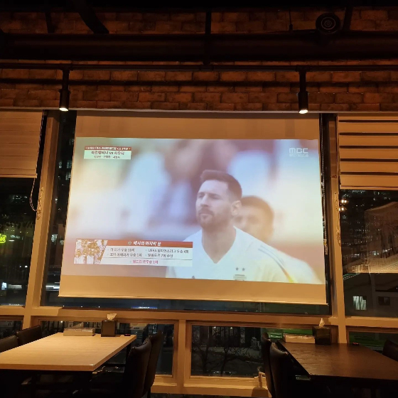 가수 임영웅이 메시가 출전한 카타르 월드컵 아르헨티나 대 사우디아라비아 경기 중계 방송을 시청했다./사진=임영웅 인스타그램
