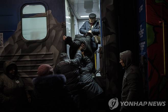 키이우행 기차에 오른 우크라이나 헤르손 피란민들 [AP 연합뉴스 자료사진. 재판매 및 DB 금지]