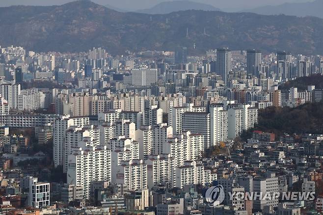 공시가＞실거래가 역전현상에 공시가격 현실화율 더 낮춘다 (서울=연합뉴스) 류영석 기자 = 최근 집값이 급락하며 실거래가보다 공시가격이 높은 '역전현상'이 속출하고 있는 가운데 20일 서울 남산에서 바라본 시내 아파트 단지의 모습.
     정부는 공시가격 현실화율을 올해보다 더 낮추는 방안을 검토 중으로 이와 관련한 부동산 공시가격 현실화 계획 관련 공청회를 오는 22일 열 예정이다. 2022.11.20 ondol@yna.co.kr