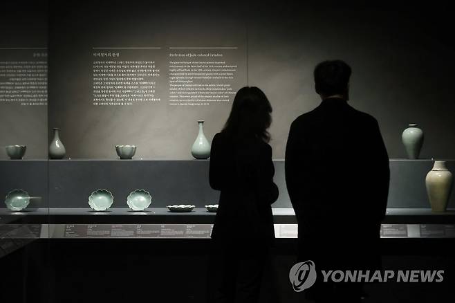 비색청자의 완성 (서울=연합뉴스) 진연수 기자 = 22일 서울 용산구 국립중앙박물관에서 열린 새롭게 단장한 '청자실' 언론공개회에서 참석자들이 전시공간을 둘러보고 있다. 이번에 개편한 청자실에서는 국보 12점과 보물 12점 등 250여 점을 선보인다. 2022.11.22 jin90@yna.co.kr