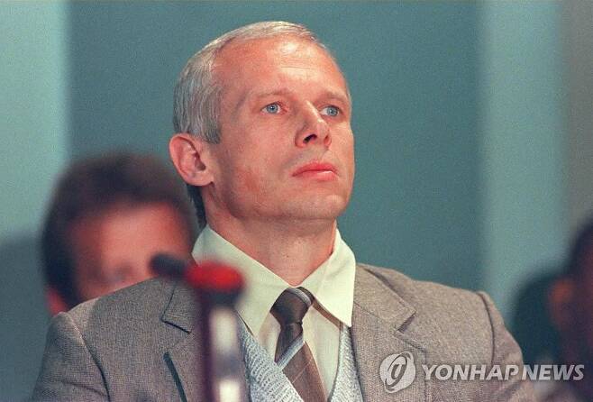 남아공 자유투사 하니 암살범 왈루즈의 1997년 청문회 당시 모습 [AFP 연합뉴스 자료사진. 재판매 및 DB 금지]