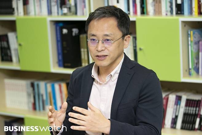 이상훈 경북대 법학전문대학원 교수가 취재진의 질문에 답하고 있다/사진=이명근 기자 qwe123@