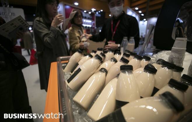 원유값이 오르며 유제품들이 연쇄 인상되고 있다. 사진은 23일 서울 삼성동 코엑스에서 열린 카페쇼에 전시된 밀크티 모습./사진=이명근 기자 qwe123@