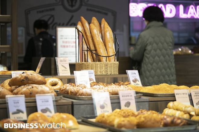 원유값이 오르며 유제품들이 연쇄 인상되고 있다. 사진은 22일 서울의 한 대형마트에 진열된 빵 제품 모습./사진=이명근 기자 qwe123@