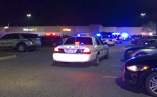 미국 경찰차들이 버지니아주 체서피크에서 총기 난사 사건이 발생한 월마트 주차장에 들어서고 있다.(출처 : AP/뉴시스)