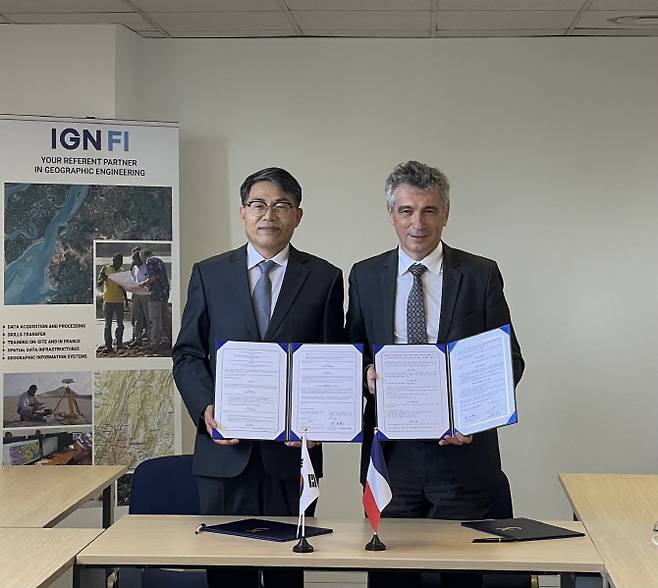 김정렬(왼쪽) LX공사 사장과 크리스토퍼 데케이네 IGN FI 사장은 22일(현지시간) 프랑스 파리 IGN FI 본사에서 '공간정보 분야의 상호 협력 증진을 위한 업무협약'을 체결했다. LX공사 제공.