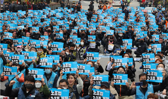 지난 22일 오후 서울 여의도 국회 앞에서 전국민주노동조합총연맹 관계자들이 노조법 2·3조 쟁취 결의대회를 하고 있다.(사진=연합뉴스)