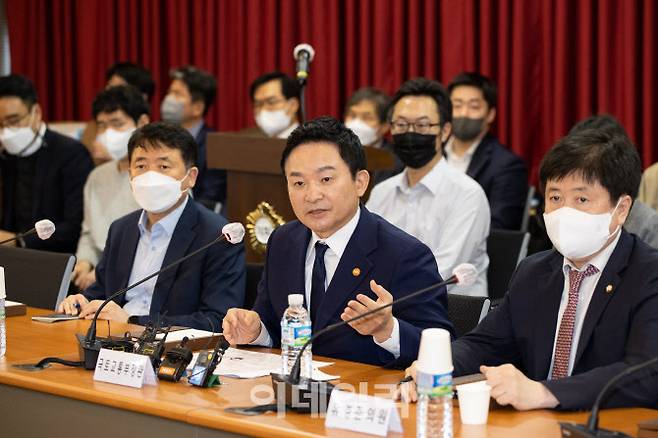 원희룡 장관이 23일 서울시 대치동 강남구민회관 6층 열린회의실에서 개최된 ‘GTX-C 은마아파트 간담회’에서 발언하고 있다.