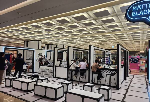 블랙 앤 화이트 색상 조합이 매력적인 카페다&nbsp;