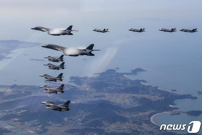 미국 공군 B-1B 전략폭격기 2대가 지난 19일 한미 공군 전투기들과 연합공중훈련을 하고 있다. (합동참모본부 제공) 2022.11.19/뉴스1