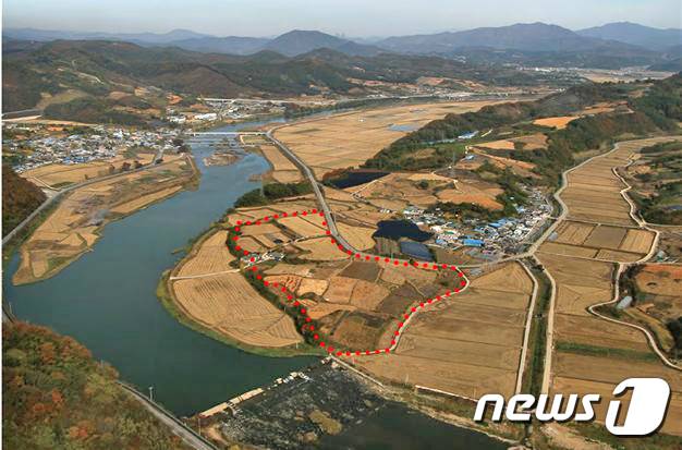 (임실=뉴스1) 이지선 기자 = 전북 임실군 신평면서 발견된 ‘임실 가덕리 하가 구석기유적’이 전북도 기념물로 지정 예고됐다.지정 예고된 유적은 3만2191㎡ 규모로 용요산에서 뻗어 내린 긴 능선의 끝자락, 완만한 구릉에 위치해 있으며, 섬진강 신평천과 맞닿아있다.(임실군 제공)2022.11.23/뉴스1