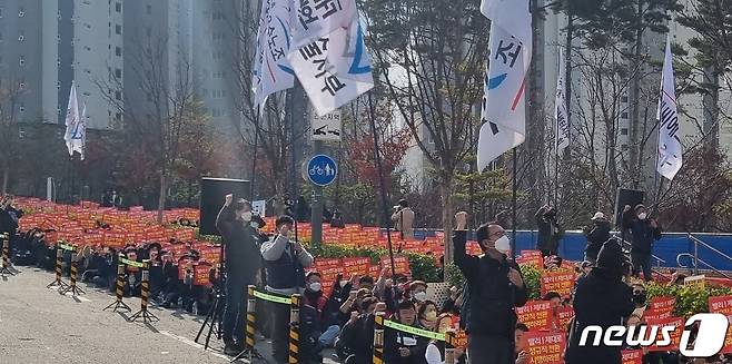 민주노총 공공운수노조 국민건강보험고객센터지부가 23일 강원 원주 혁신도시 내 국민건강보험공단 앞에서 상담노동자 해고 없이 전원 정규직 전환을 촉구하는 결의대회를 갖고 있다. (독자제공) 2022.11.23. ⓒ News1 신관호 기자