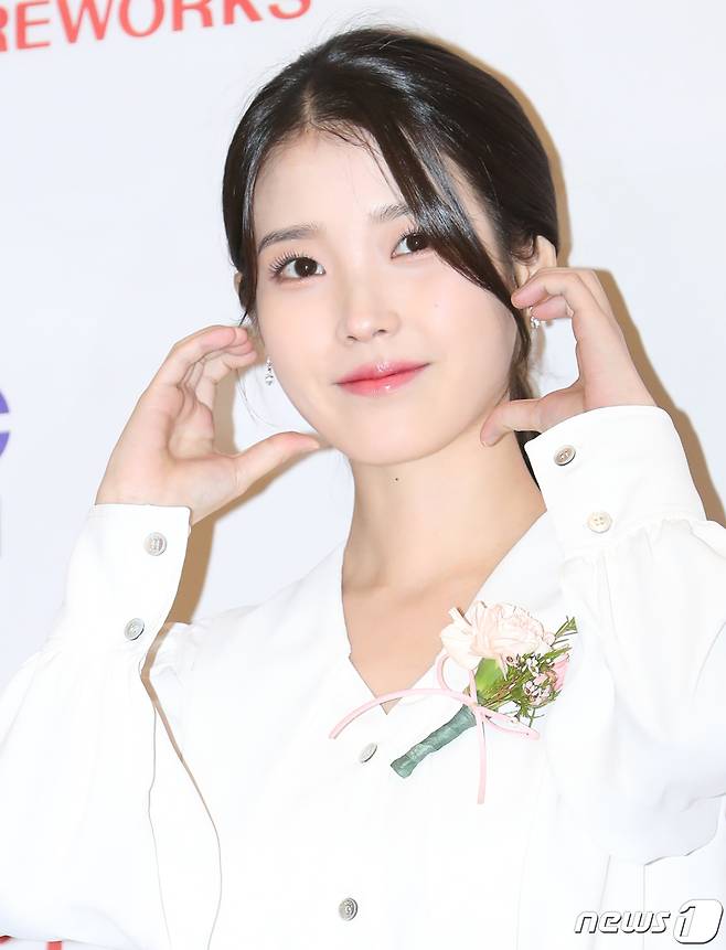 배우 이지은(활동명 아이유)이 23일 오후 서울 영등포구 여의도 중소기업중앙회 KBIZ홀에서 열린 ‘제42회 영평상’에서 포즈를 취하고 있다. 2022.11.23/뉴스1 ⓒ News1 권현진 기자