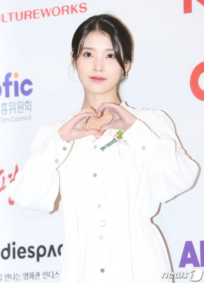 배우 이지은(활동명 아이유)이 23일 오후 서울 영등포구 여의도 중소기업중앙회 KBIZ홀에서 열린 ‘제42회 영평상’에서 포즈를 취하고 있다. 2022.11.23/뉴스1 ⓒ News1 권현진 기자