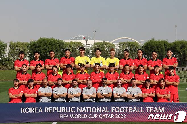 파울루 벤투 감독이 이끄는 대한민국 축구대표팀이 16일 오전(현지시간) 카타르 도하 알 에글라 트레이닝센터에서 가진 훈련에 앞서 기념 촬영을 하고 있다. 2022.11.16/뉴스1 ⓒ News1 이광호 기자