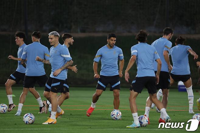 루이스 수아레스를 비롯한 우루과이 축구대표팀 선수들이 2022 카타르 월드컵 조별리그 H조 1차전 한국과의 경기를 하루 앞둔 23일 오후(현지시간) 카타르 도하 알 에르살 트레이닝센터에서 훈련을 하고 있다. 2022.11.23/뉴스1 ⓒ News1 이광호 기자