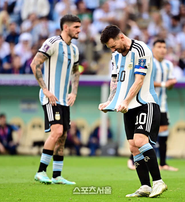 아르헨티나 리오넬 메시가 프리킥이 벗어나자 아쉬워하고 있다.