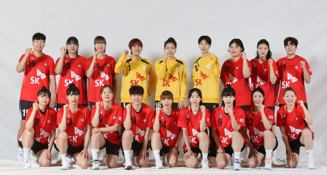 한국 여자핸드볼 대표팀이 24일 개막하는 제19회 아시아핸드볼선수권대회 개막을 앞두고 단체촬영하고 있다. 사진제공 | 대한핸드볼협회