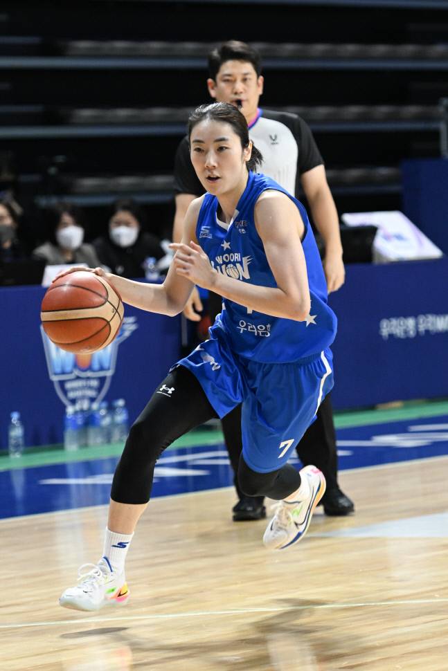 우리은행 박혜진이 23일 아산이순신체육관에서 열린 2022~2023 여자프로농구 정규리그 삼성생명전에서 드리블 돌파를 하고 있다. 사진제공 | WKBL