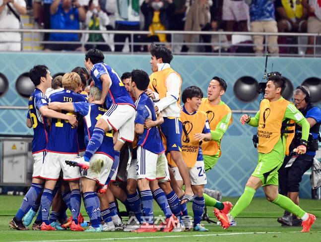 일본 도안이 23일 카타르 도하 칼리파 스타디움에서 열린 2022 FIFA 카타르 월드컵 조별리그 E조 1차전 독일과 경기에서 동점골을 넣은 후 동료들과 환호하고 있다. 2022. 11. 23.도하(카타르) | 최승섭기자 thunder@sportsseoul.com