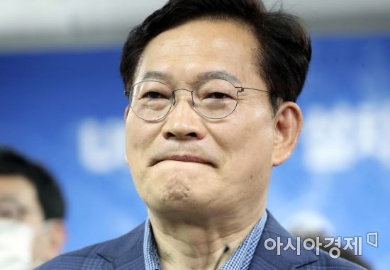 송영길 더불어민주당 서울시장 후보가 1일 서울 중구에 마련된 선거캠프 사무실에서 패배를 인정하는 입장을 밝히고 있다./국회사진기자단