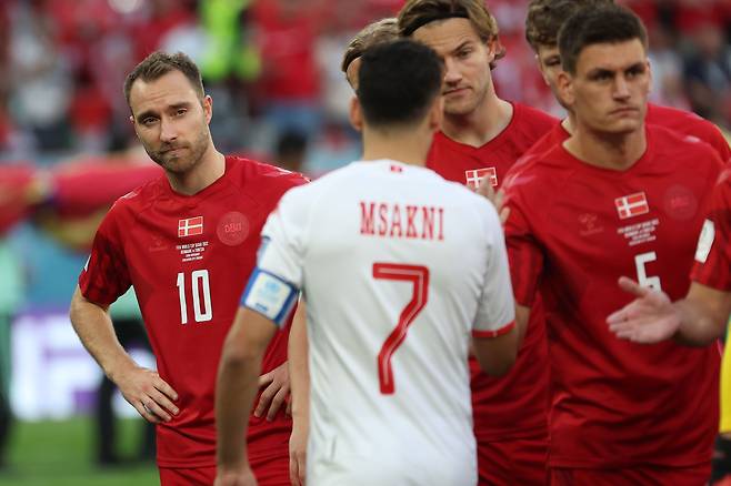 크리스티안 에릭센(왼쪽)을 비롯한 덴마크 선수들이이 22일 튀니지와의 카타르 월드컵 D조 1차전 시작에 앞서 튀니지 선수들과 인사를 나누고 있다. /뉴시스