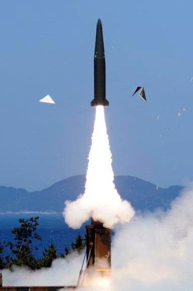 국방과학연구소(ADD) 종합시험장에 설치한 해안가 발사대에서 화염을 내뿜으며 날아가는 신형 탄도미사일 현무-2B. 2015.6.3 국방부 제공