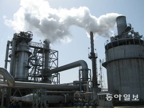 한 산업단지의 공장 굴뚝에서 연기가 나오고 있다. 동아일보DB