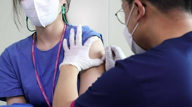 지난 6월 서울 중구 국립중앙의료원에서 의료진이 원숭이두창 백신을 접종받고 있다. 연합뉴스 제공