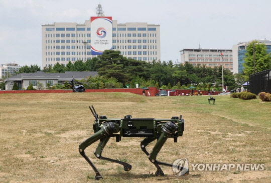 지난 6월12일 오후 시범개방된 서울 용산공원에서 경비로봇이 분주히 오가고 있다. 연합뉴스