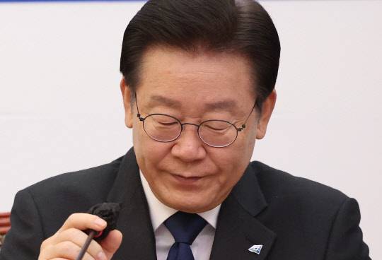 이재명 더불어민주당 이재명 대표가 23일 오후 국회에서 열린 더불어민주당·대한노인회중앙회 정책협약식에서 인사말을 마치며 마이크를 정리하고 있다. [연합뉴스]