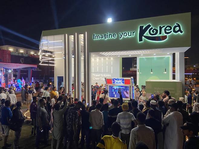 카타르 월드컵을 맞아 마련된 카타르 도하 한국관광홍보관에 관광객들이 몰려있다.