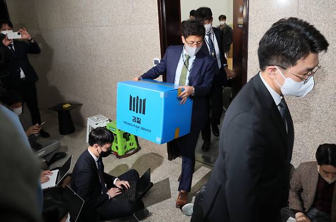 검찰관계자들이 9일 오후 국회 본청에 있는 더불어민주당 정진상 당대표 정무조정실장 사무실에서 압수수색을 마친 뒤 압수품이 든 박스를 들고나오고 있다. 연합뉴스