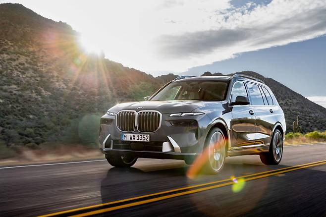 BMW X7.