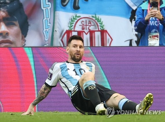 아르헨티나의 리오넬 메시가 후반 1-2로 지고 있는 상황에서 공격 뒤 그라운드에 주저앉아 있다.