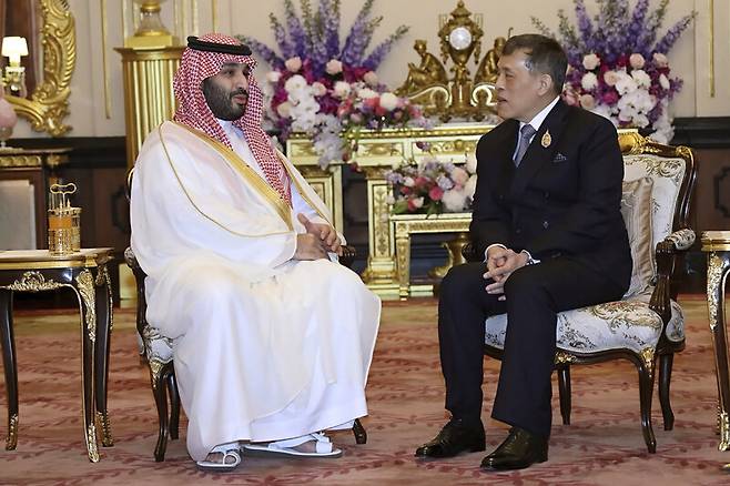 무함마드 빈 살만 사우디아라비아 왕세자(왼쪽)가 18일(현지시각) 아시아태평양경제협력체(APEC) 정상회의가 열린 타이 수도 방콕에서 타이 국왕 라마 10세와 대화하고 있다. AP 연합뉴스