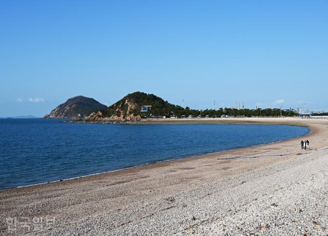 충남 서산 서쪽 땅끝의 벌천포해수욕장. 만질만질한 자갈이 층을 이룬 아담한 해변이다.