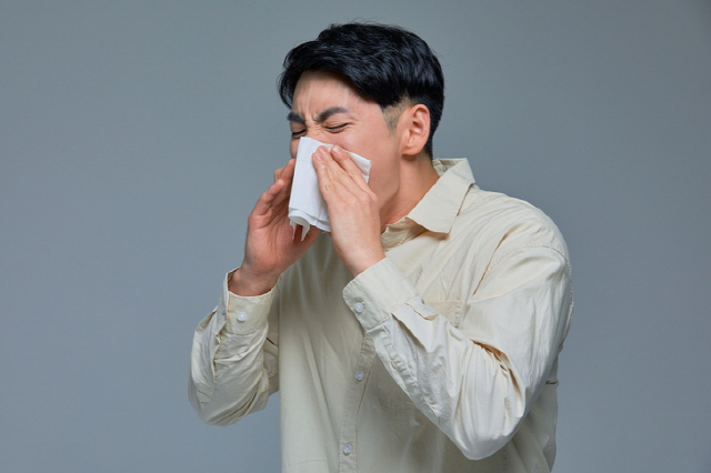 감기는 부비동염, 중이염, 천식 악화 등의 합병증을 유발할 수 있다.  /게티이미지뱅크