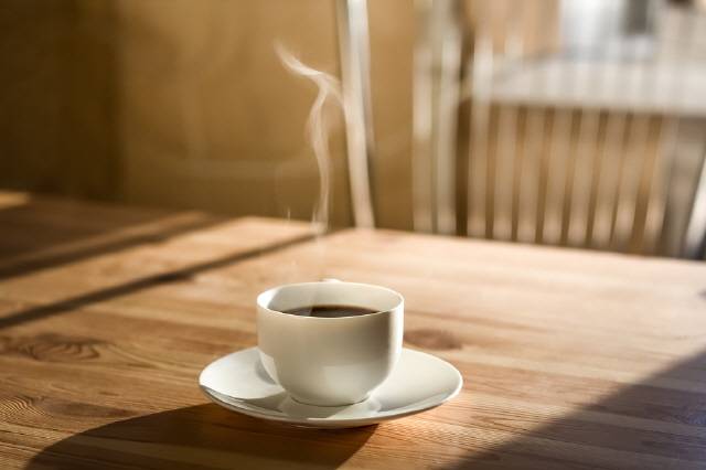 80도에 달하는 뜨거운 아메리카노는 식도암 위험을 높일 수 있어 주의가 필요하다./사진=클립아트코리아