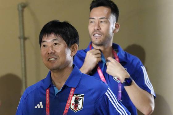 22일 기자회견을 진행한 모리야스 하지메 일본 국가대표팀 감독(왼쪽)과 주장 요시다 마야. AP=연합뉴스
