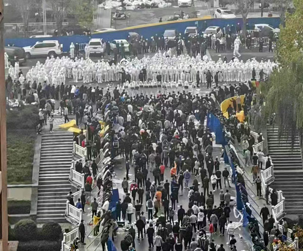 경찰·보안요원과 대치한 폭스콘 노동자들 [웨이보 캡처]