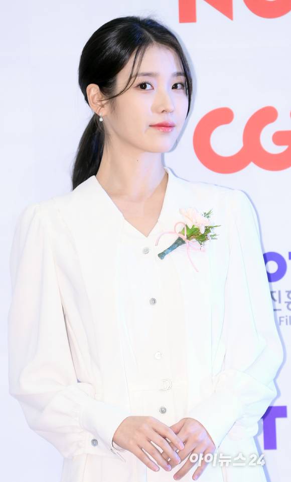 '심쿵 아이컨텍' 배우 이지은(아이유)이 23일 오후 서울 여의도 중소기업중앙회 KBIZ홀에서 진행된 제42회 '한국영화평론가협회상'(영평상) 시상식에 신인여우상 수상자로 참석해 포즈를 취하고 있다. [사진=정소희 기자]