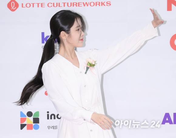 '팬바보 아이유' 배우 이지은(아이유)이 23일 오후 서울 여의도 중소기업중앙회 KBIZ홀에서 진행된 제42회 '한국영화평론가협회상'(영평상) 시상식에 신인여우상 수상자로 참석해 포토타임을 마치고 팬들을 향해 인사하고 있다. [사진=정소희 기자]