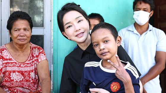 윤석열 대통령 부인 김건희 여사가 12일 캄보디아 프놈펜에서 선천성 심장질환을 앓고 있는 14세 아동의 집을 찾아 아이를 안고 있다. 사진 대통령실